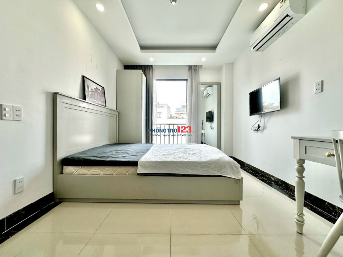 Cho thuê căn hộ có ban công thoáng mát tại Phan Đăng Lưu, quận Phú Nhuận