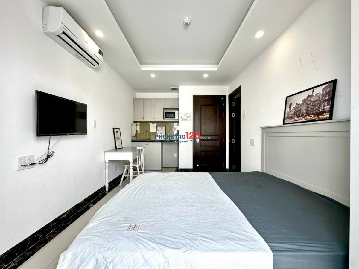 Cho thuê căn hộ có ban công thoáng mát tại Phan Đăng Lưu, quận Phú Nhuận