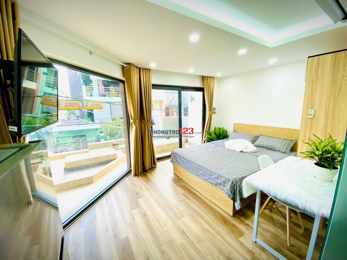 Căn hộ sàn gỗ bancong, cửa sổ, nội thất hiện đại, ngay Đặng Văn Ngữ, Phú Nhuận