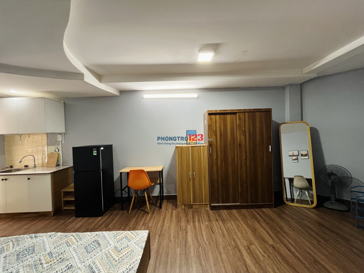 Phòng full nội thất đẹp tầng trệt bancol sau gần Vinhome Landmark