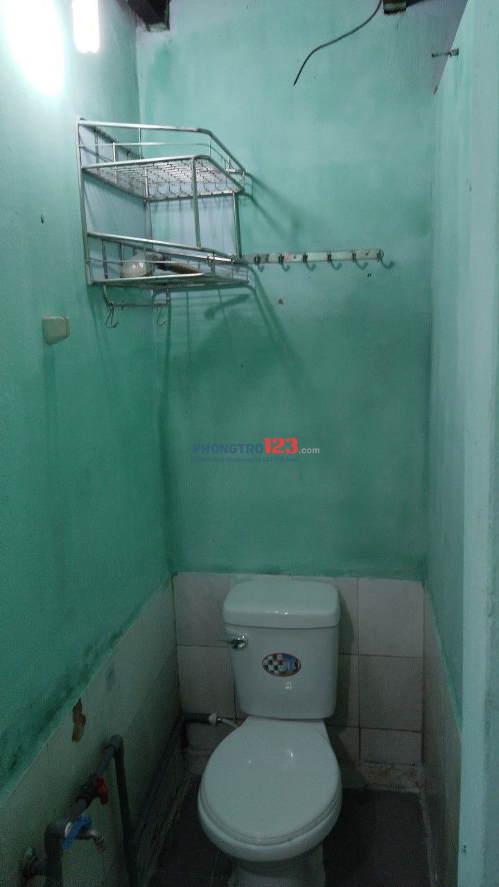 Cho thuê phòng gần chợ Hanh Thông Tây, phòng mới sơn sửa lại, có gác, toilet và lối đi riêng.