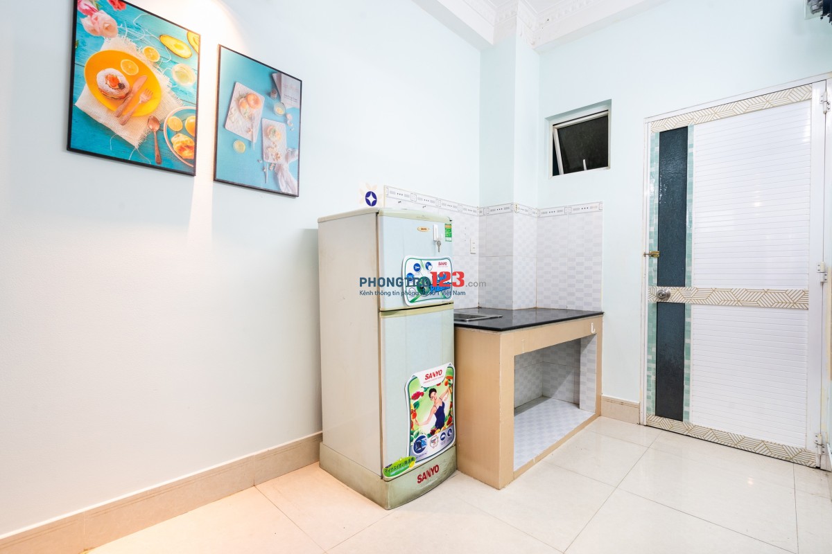 Cho thuê căn hộ full nội thất có ban công thoáng mát tại Hồ Xuân Hương, Bình Thạnh