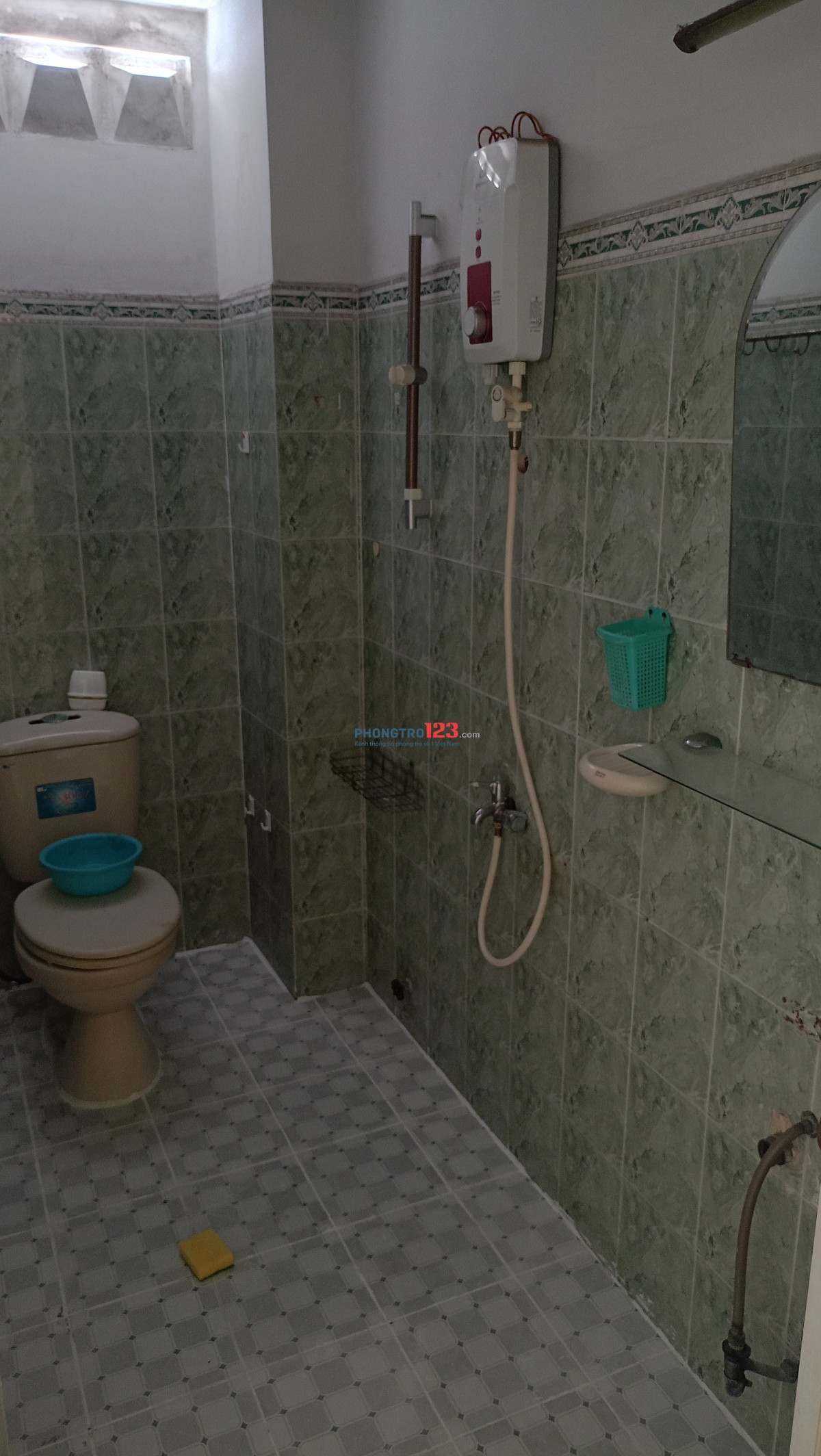 Cho thuê cả tầng 2 phòng ngủ, 1 nhà vệ sinh. 5 triệu/1 tháng, diện tích 50m2, quận Phú Nhuận