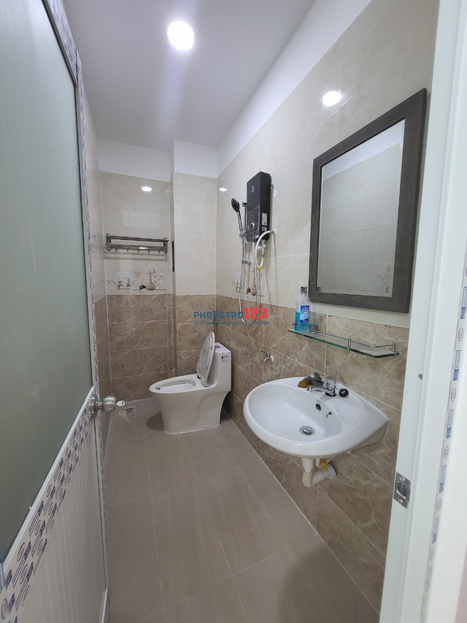 Cho thuê căn hộ dịch vụ 32m2, bancon rộng, đủ tiện nghi, view kinh Nhiêu Lộc