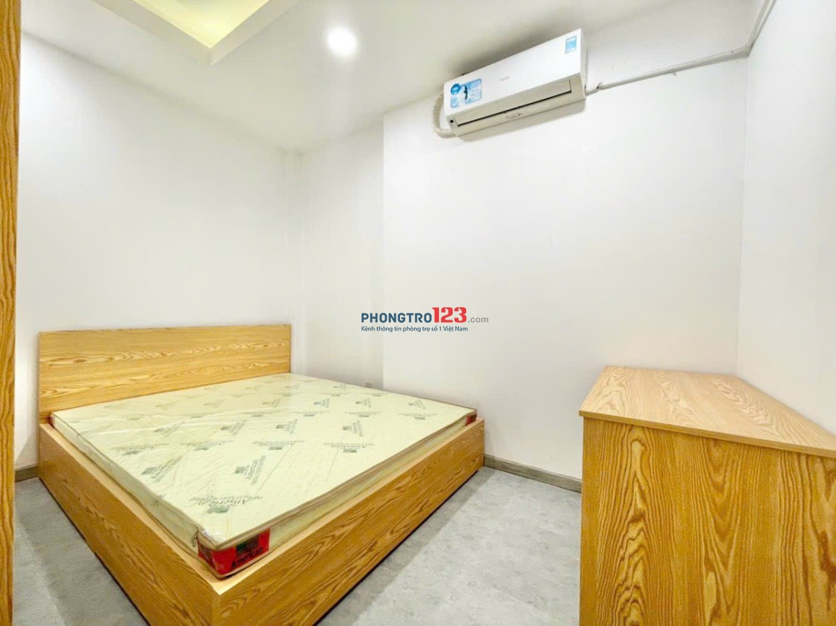 Cho thuê căn hộ 2 phòng ngủ, có ban công khu vực Hàng Xanh, Bình Thạnh