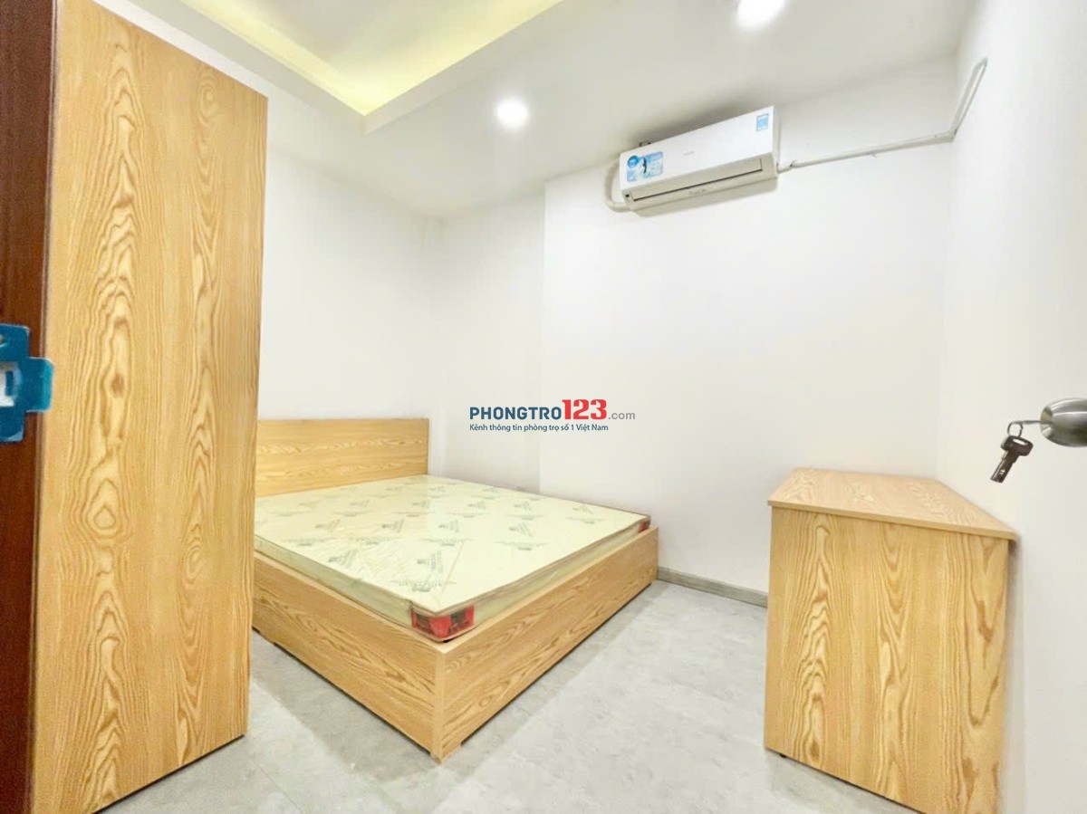 Cho thuê căn hộ 2 phòng ngủ, có ban công khu vực Hàng Xanh, Bình Thạnh