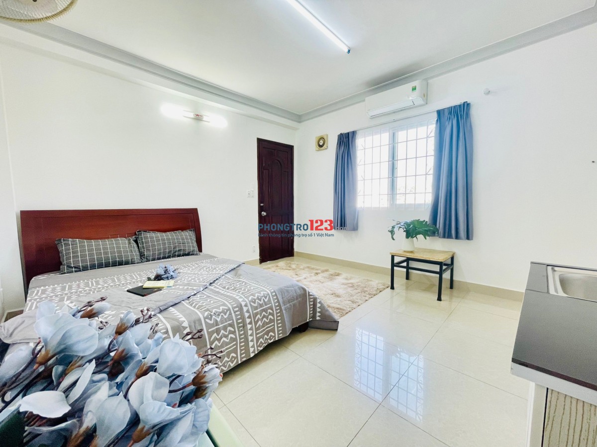 Phòng Mới 30m2 thang máy Full Nội Thất nằm Mặt tiền đường Lê Hồng Phong Quận 10