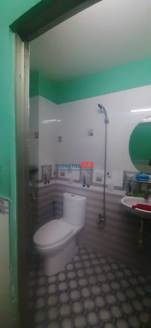 Nhà hẻm xe hơi sát bên trường bình đông
