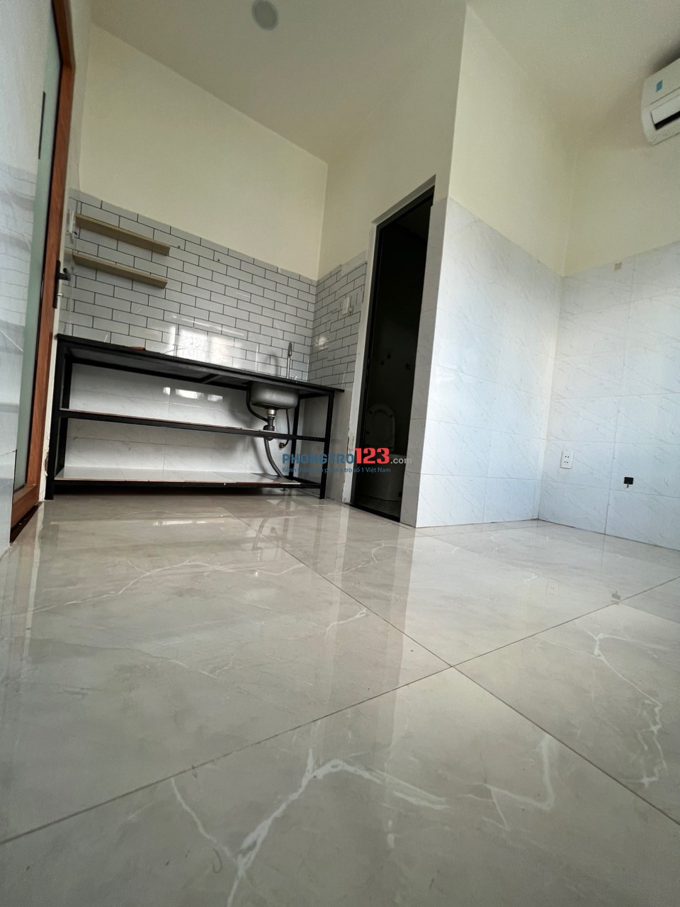 Phòng máy lạnh, có cửa sổ thoáng mát. Đối diện gigamall