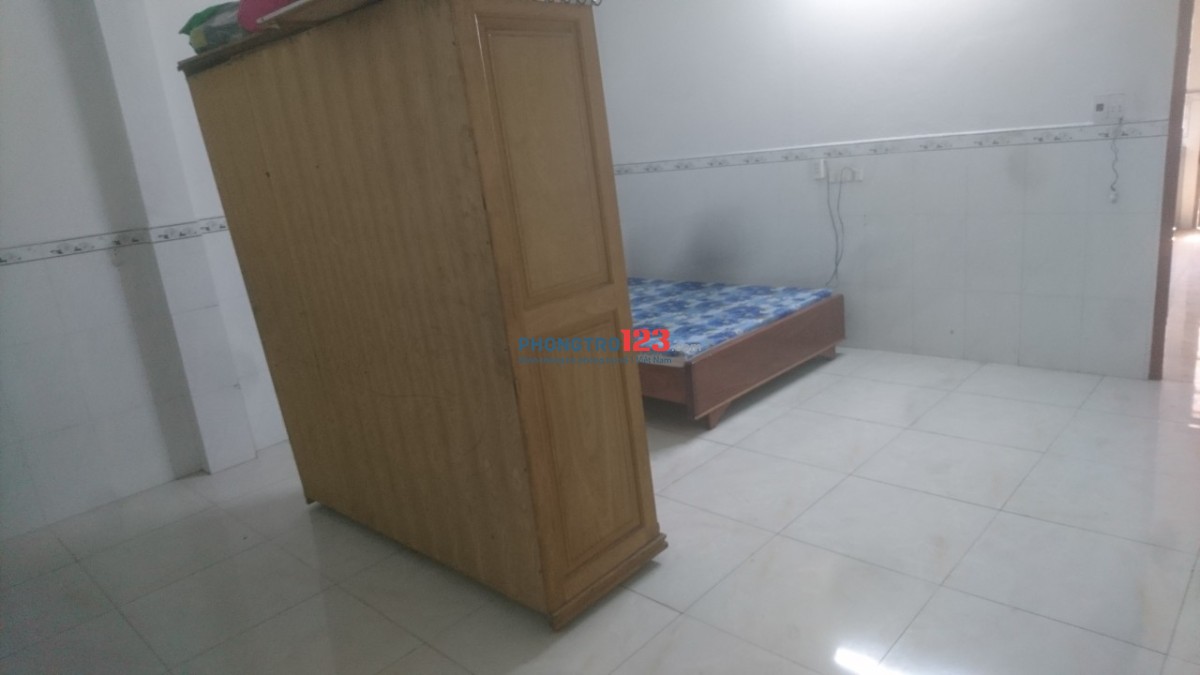 Tim nam ở ghép, có phòng riêng rộng 20m2, máy lạnh giặt đầy đủ, bếp lớn, ba bốn nam ở cũng đc