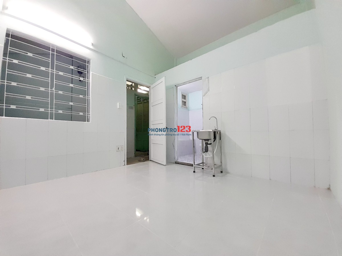 Phòng giá rẻ. cửa sổ hướng ngoài. gần ĐH Văn Lang cs2. Giá chỉ 3TR4
