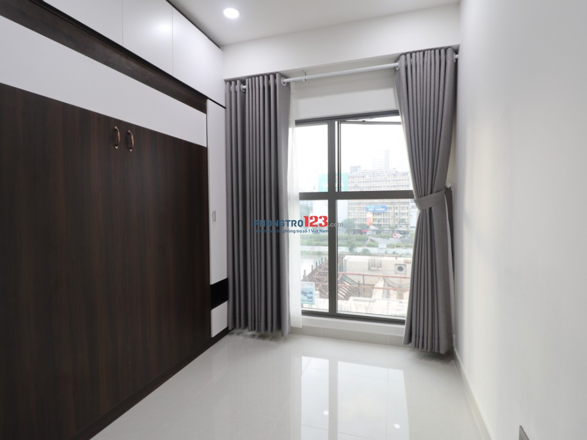 Cho thuê rẻ căn hộ 2 phòng ngủ 68m2 Saigon Royal trung tâm Sài Gòn