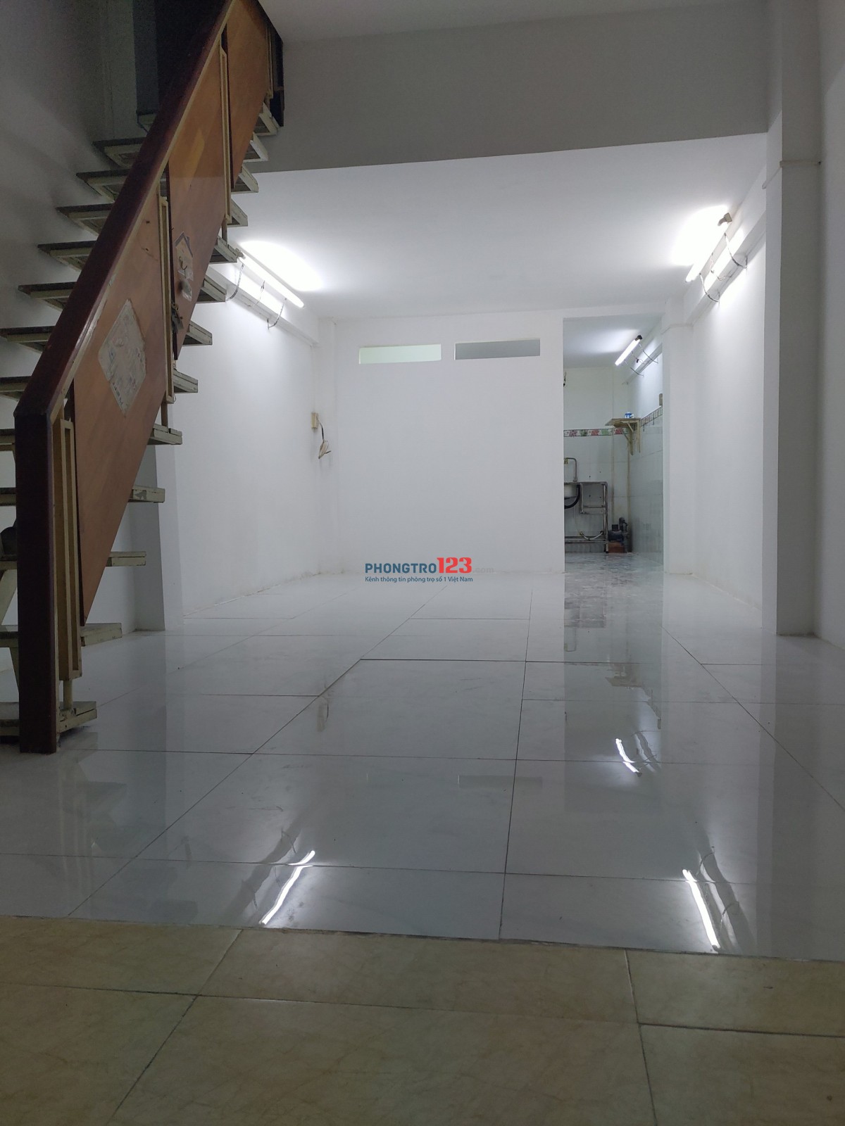 Cho thuê nhà nguyên căn trung tâm P4, Q4, 79m2, 1 trệt, 2 lầu + sân thượng trồng cây