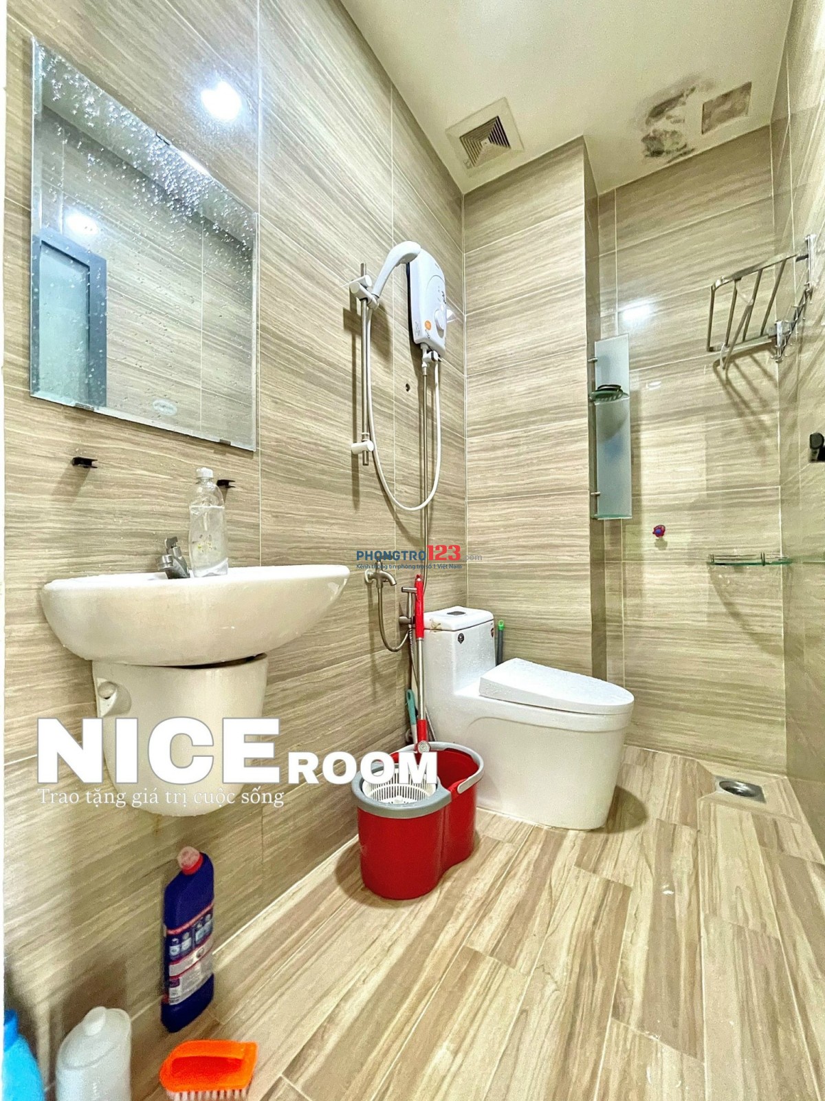 1PN 40m2 Full mặt kính đường Bùi Đình Tuý gần Hutech, Ngoại Thương