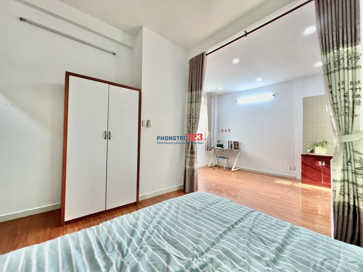 Cho Thuê Phòng 40m2, Cửa sổ lớn, full nội thất, nằm mặt tiền Phan Văn Trị, gần ĐH Văn Lang, BT