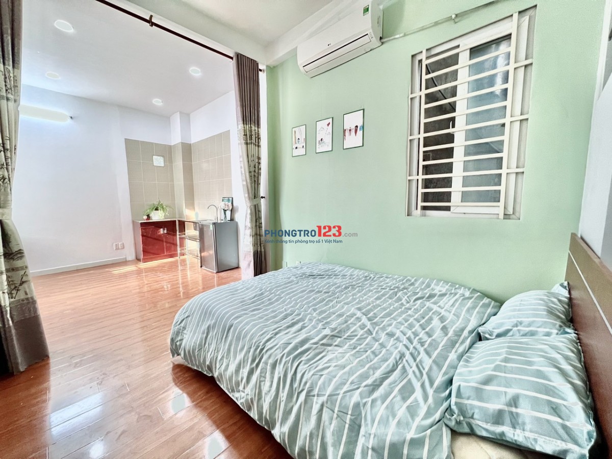 Cho Thuê Phòng 40m2, Cửa sổ lớn, full nội thất, nằm mặt tiền Phan Văn Trị, gần ĐH Văn Lang, BT
