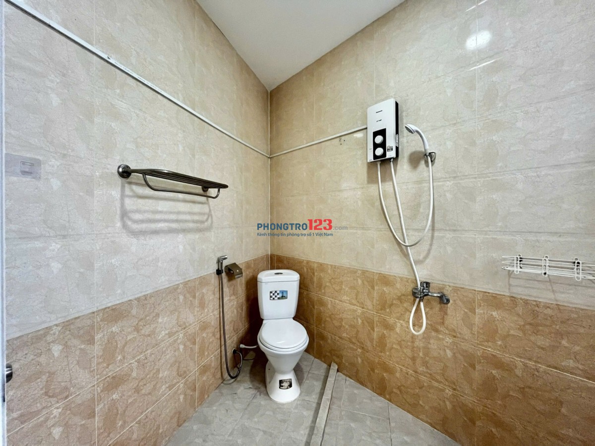 Cho thuê phòng cửa sổ lớn, tách bếp full nội thất giá rẻ gần Ngã Tư Bốn Xã