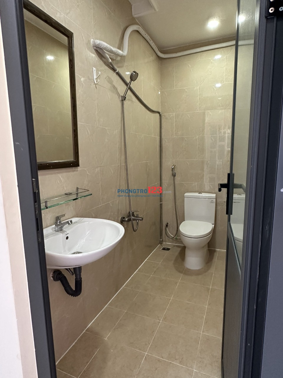 Quận 10, còn 1 phòng cho thuê, máy lạnh, toilet riêng, khóa vân tay, khu an ninh, sạch sẽ, tiện nghi