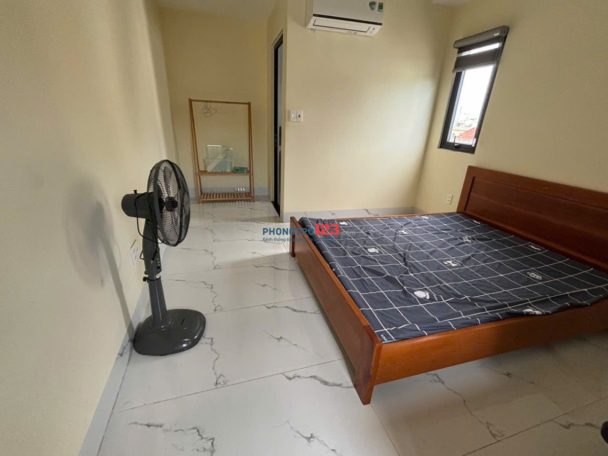 Còn 2 phòng nội thất như hình, bếp chung, Trường Sa sát cầu Thị Nghè !