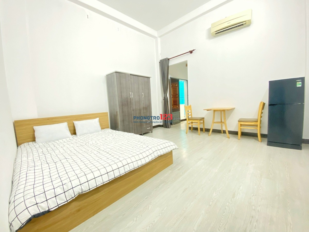 Cho Thuê Căn Hộ Dịch Vụ Có Ban Công Sau, Full Nội Thất