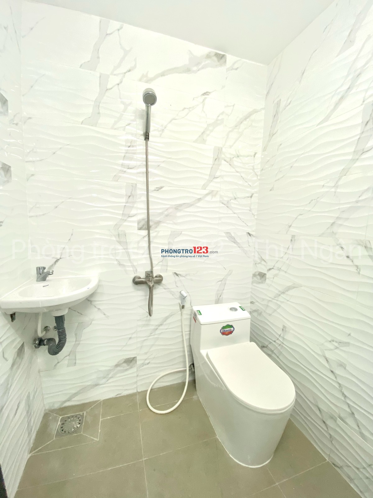 Phòng Mới Xây - Máy Lạnh - Ngay CV Quang Trung