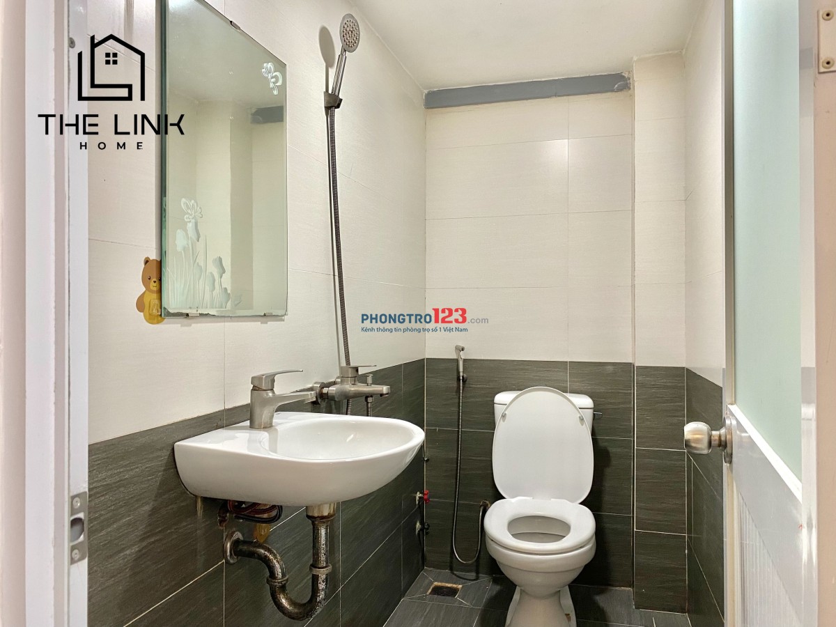 Phòng có gác full nội thất giá rẻ gần Ngã Tư Hàng Xanh ở được 4 người - 4 xe!