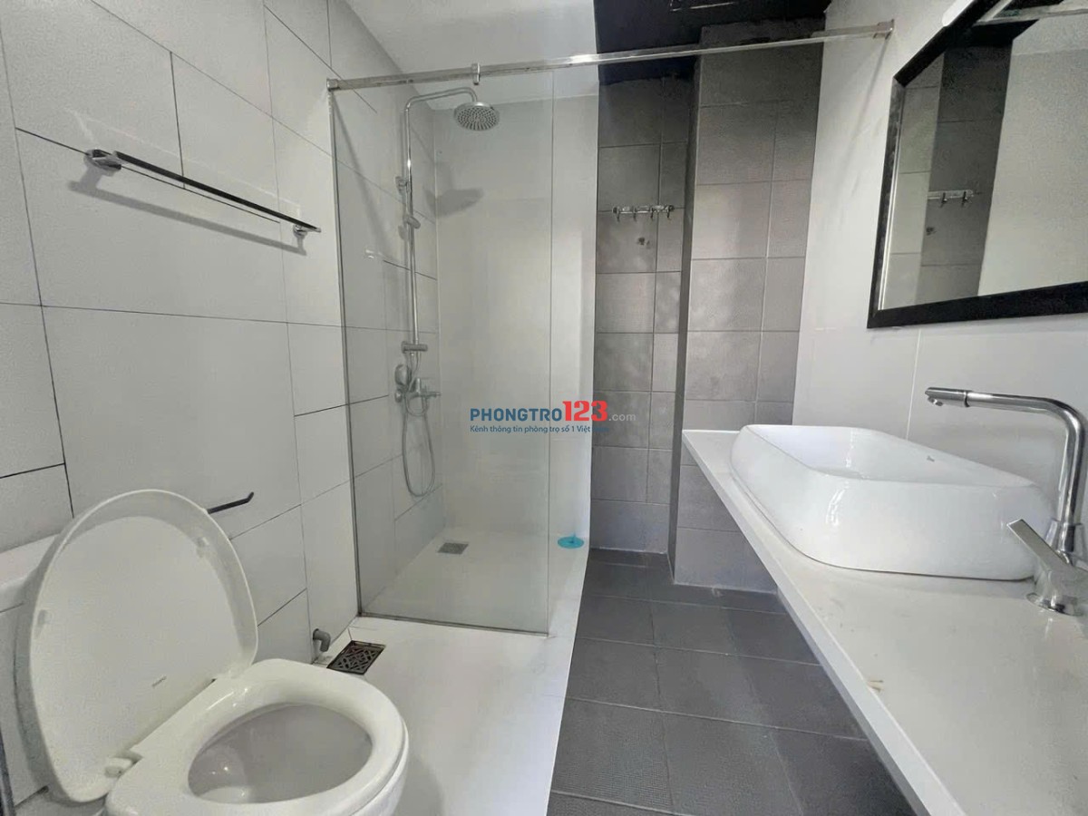 Căn hộ studio ban công 40m2 thang máy ngay mặt tiền bờ kè Trường Sa Quận 3