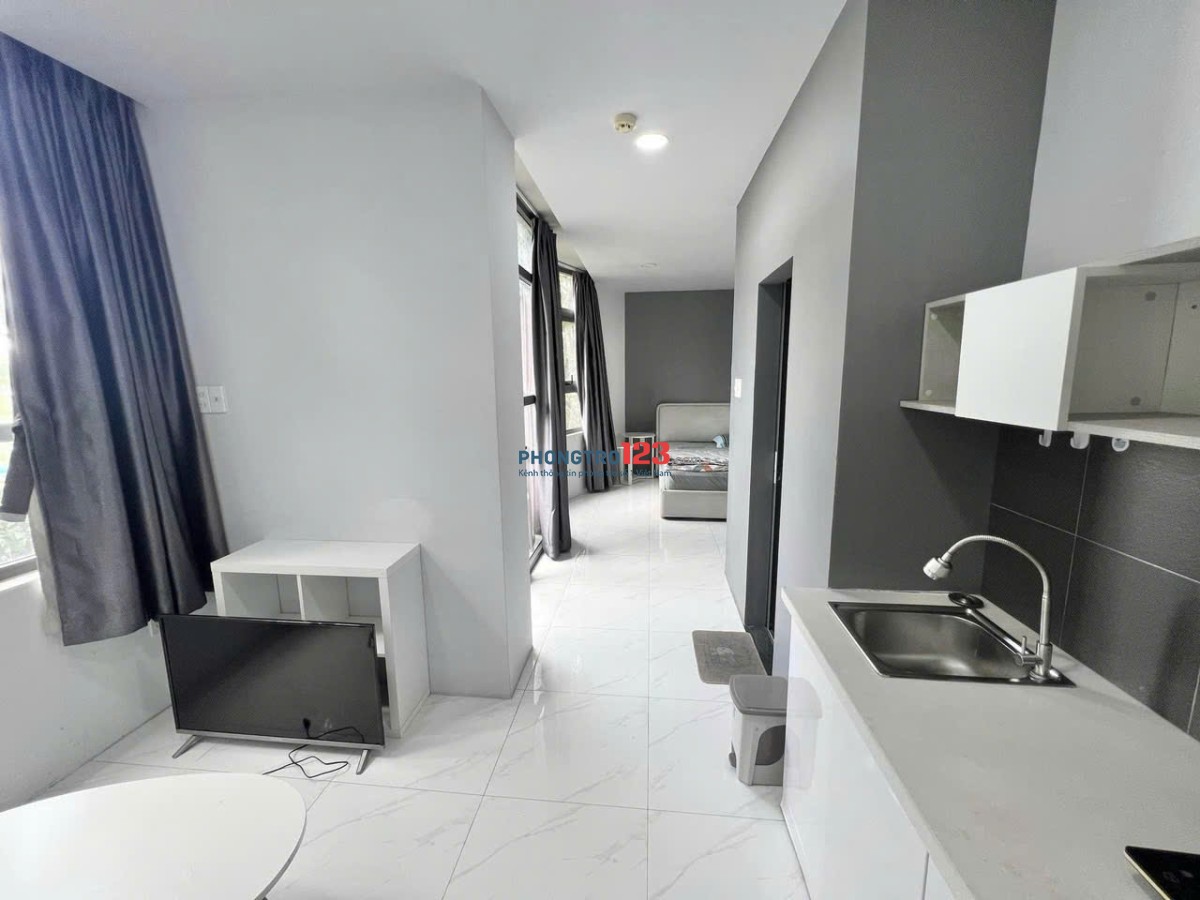 Căn hộ studio ban công 40m2 thang máy ngay mặt tiền bờ kè Trường Sa Quận 3
