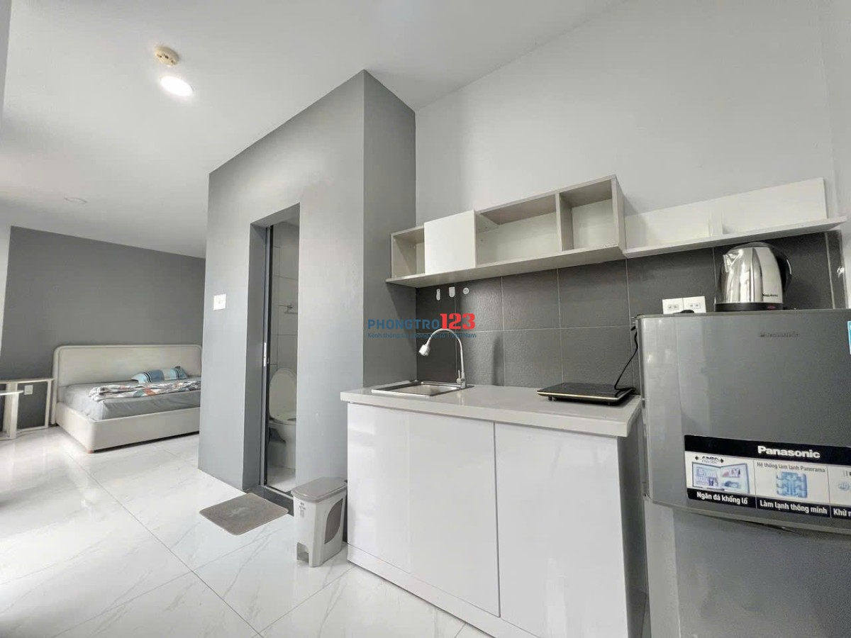 Căn hộ studio ban công 40m2 thang máy ngay mặt tiền bờ kè Trường Sa Quận 3