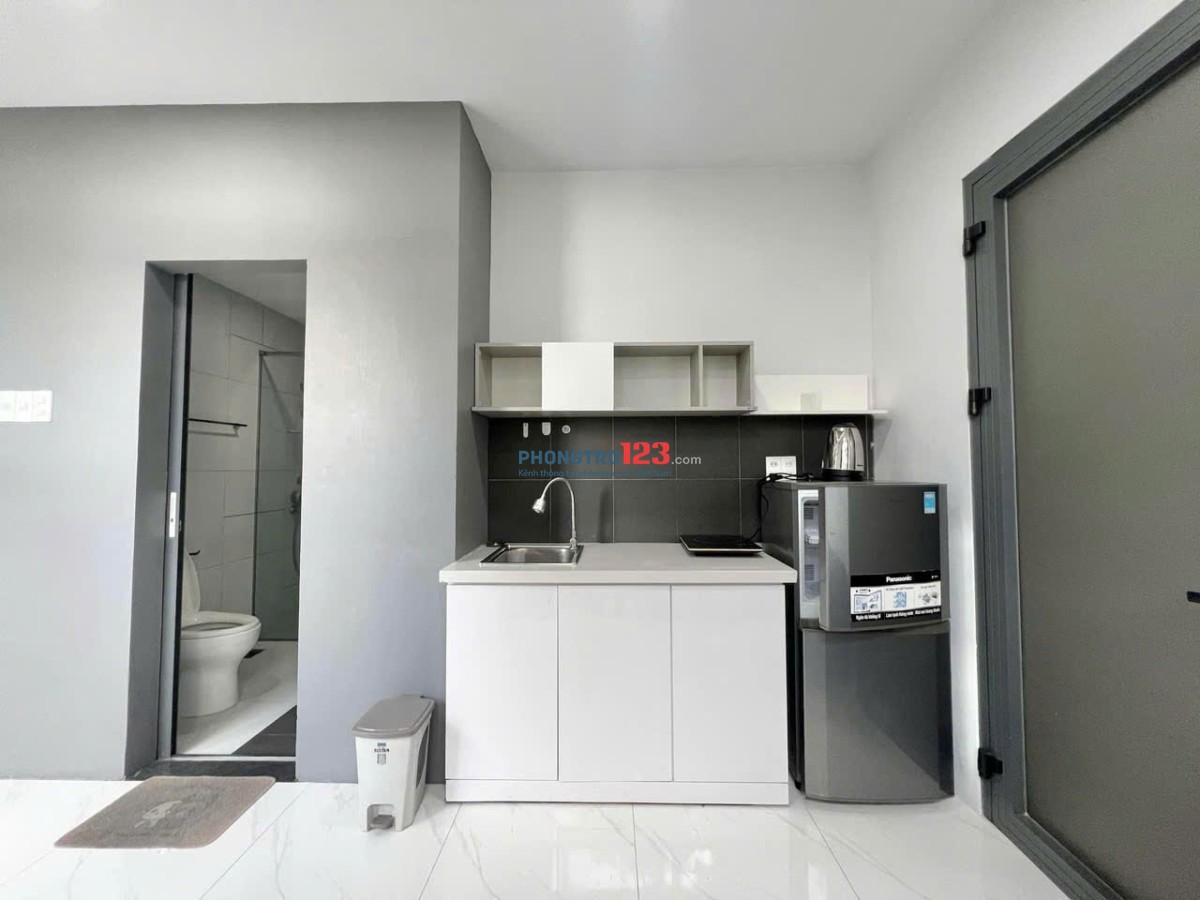 Căn hộ studio ban công 40m2 thang máy ngay mặt tiền bờ kè Trường Sa Quận 3