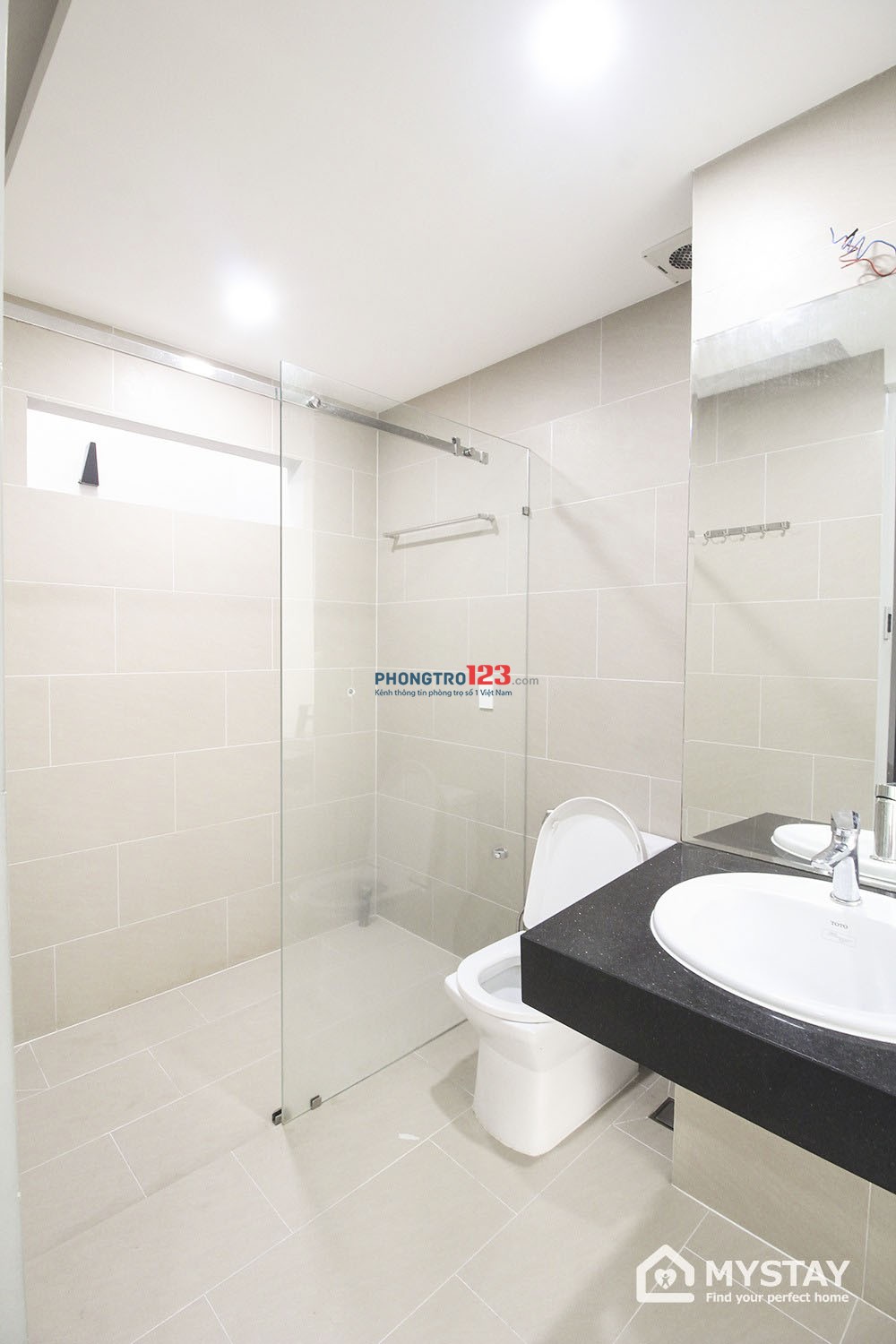 Căn hộ sàn gỗ 40m2, ban công, nội thất cao cấp Đường Trường Chinh - Bàu Cát - Đồng Đen