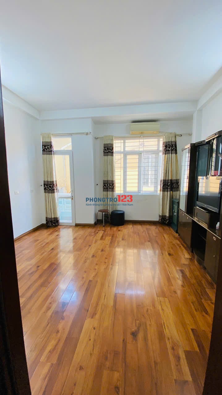 Chính chủ cho thuê nhà 40m2 x 5 tầng tại ngách 6/2 phố Vĩnh Phúc Ba Đình