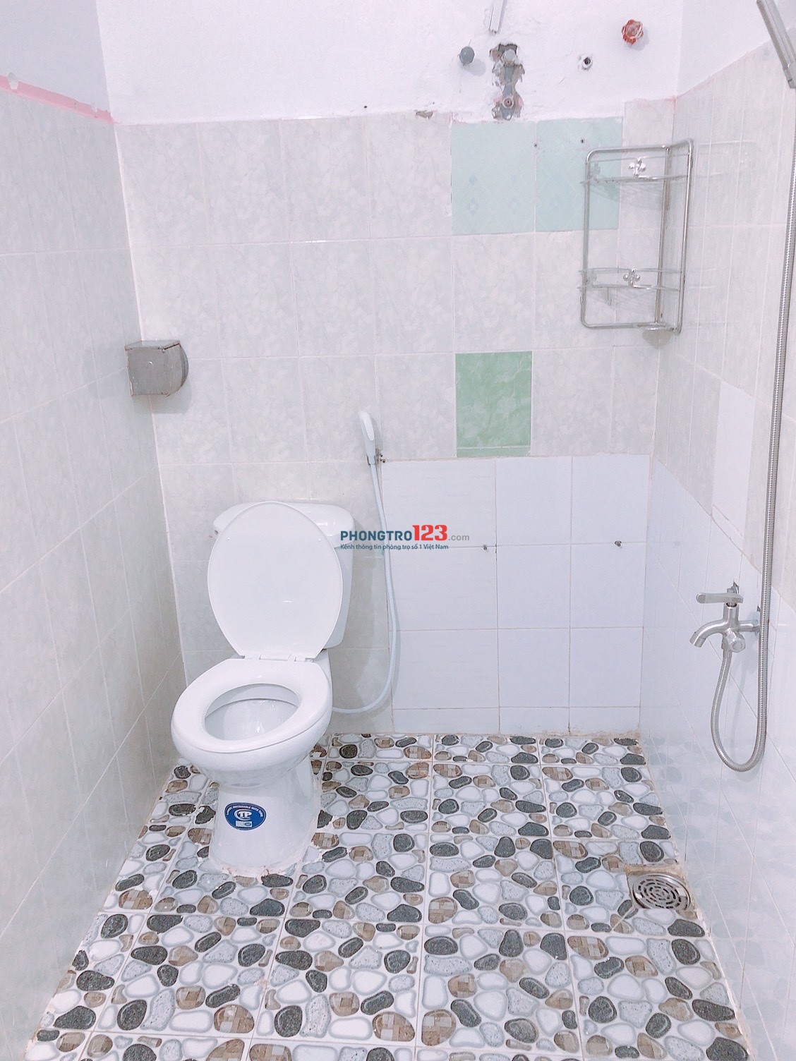 Phòng trọ 28m2. Đầy đủ nội thất . Ban công, toillet riêng, máy lạnh, máy giặt, tủ lạnh