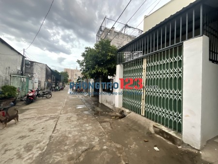 PHÒNG CAO CẤP GIÁ BÌNH DÂN MẶT TIỀN HẺM MÁY LẠNH - CỬA VÂN TAY - NƯỚC NÓNG NĂNG LƯỢNG