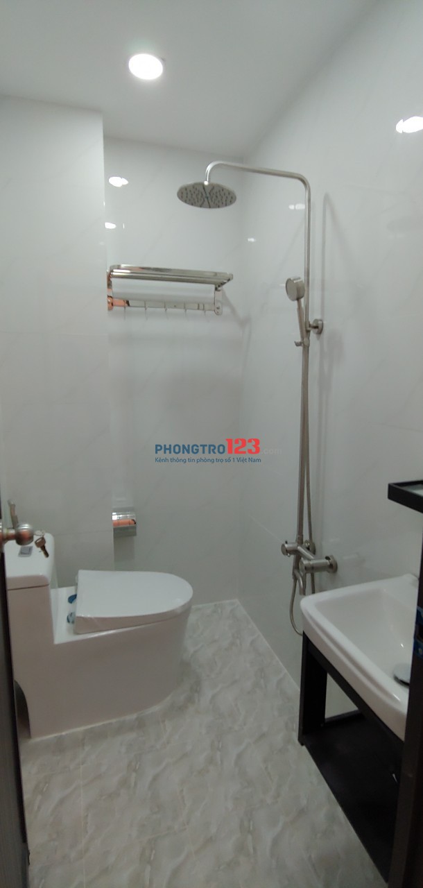 Khách hết hợp đồng nên trống phòng trọ LHP Q10, phòng không nội thất