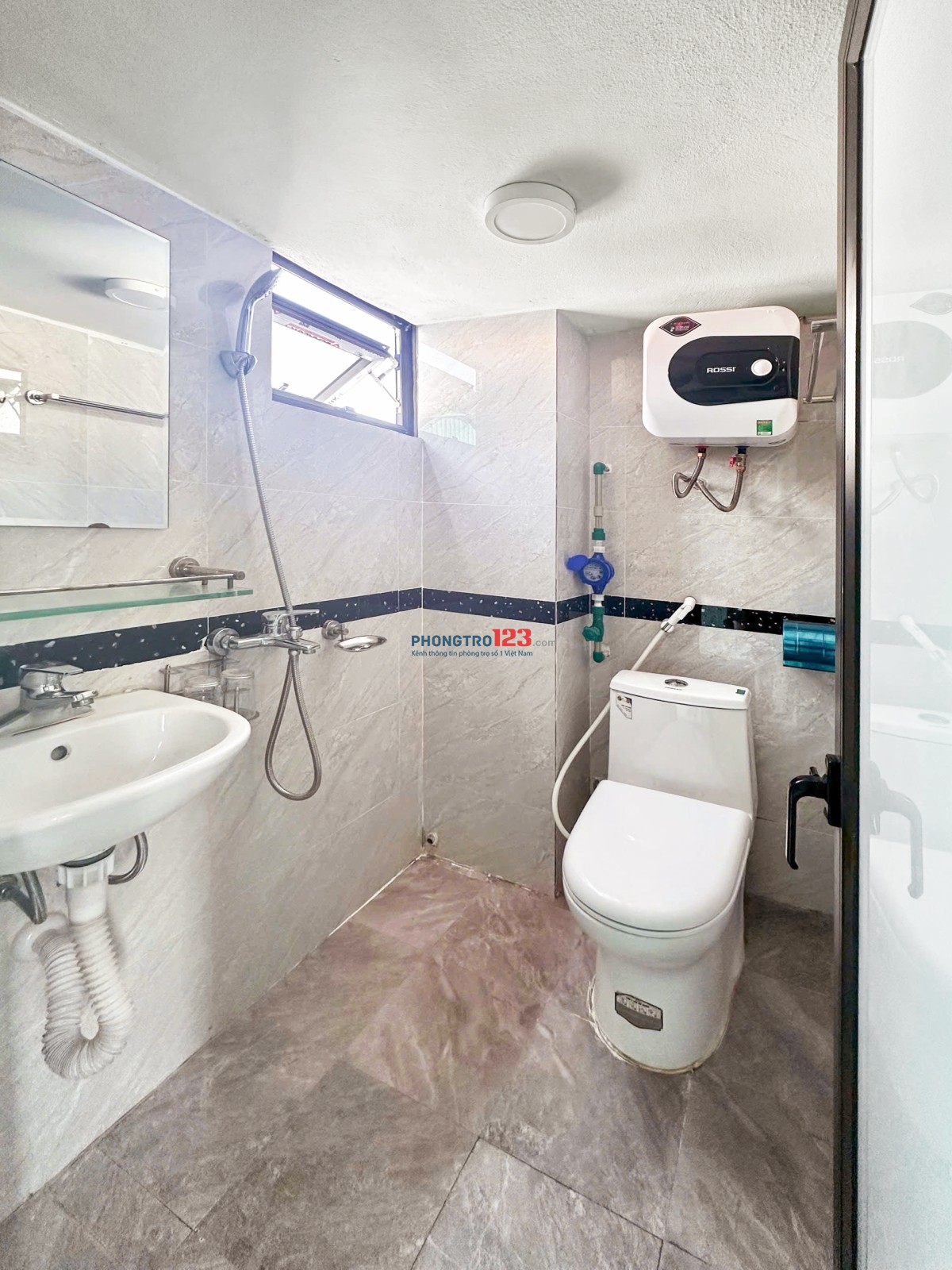 Chính chủ cho thuê phòng tại ngõ 82 phố Mễ Trì Hạ, vị trí đẹp, full đồ