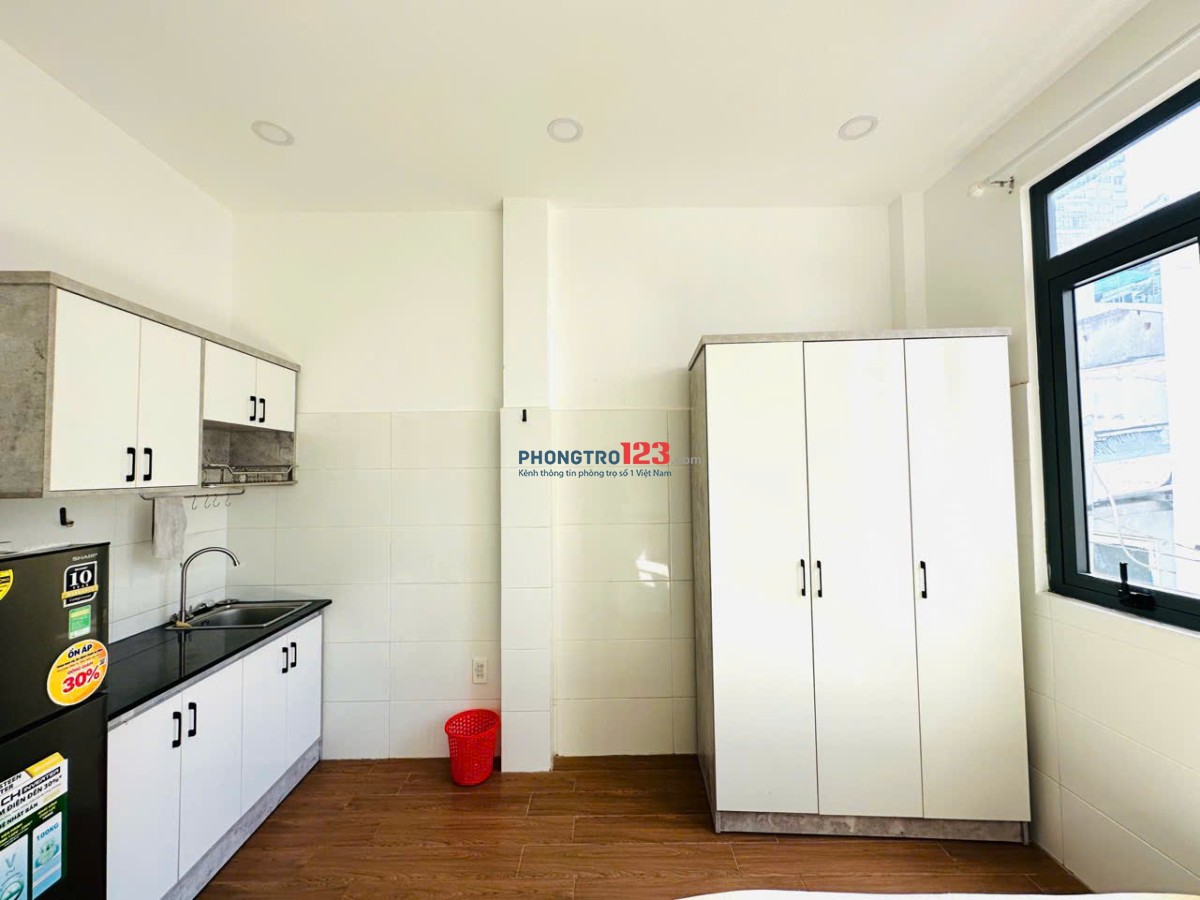 Cho thuê phòng studio ở Nguyễn Hữu Cảnh gíap Q1, có cửa sổ thoáng nhà mới sạch đẹp