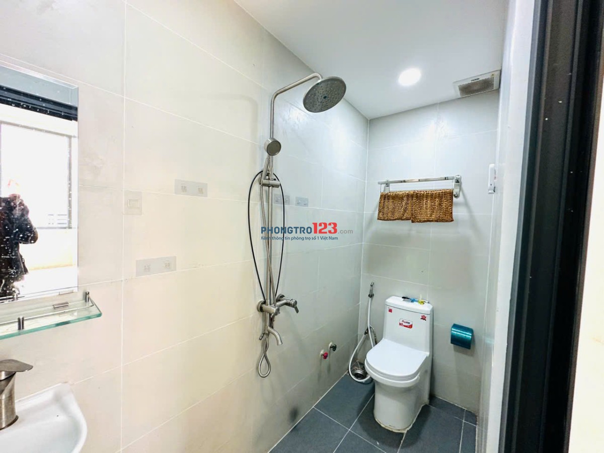 Cho thuê phòng studio ở Nguyễn Hữu Cảnh gíap Q1, có cửa sổ thoáng nhà mới sạch đẹp
