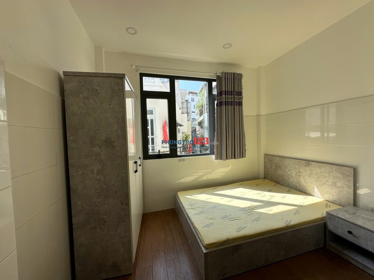 Cho thuê phòng studio ở Nguyễn Hữu Cảnh gíap Q1, có cửa sổ thoáng nhà mới sạch đẹp