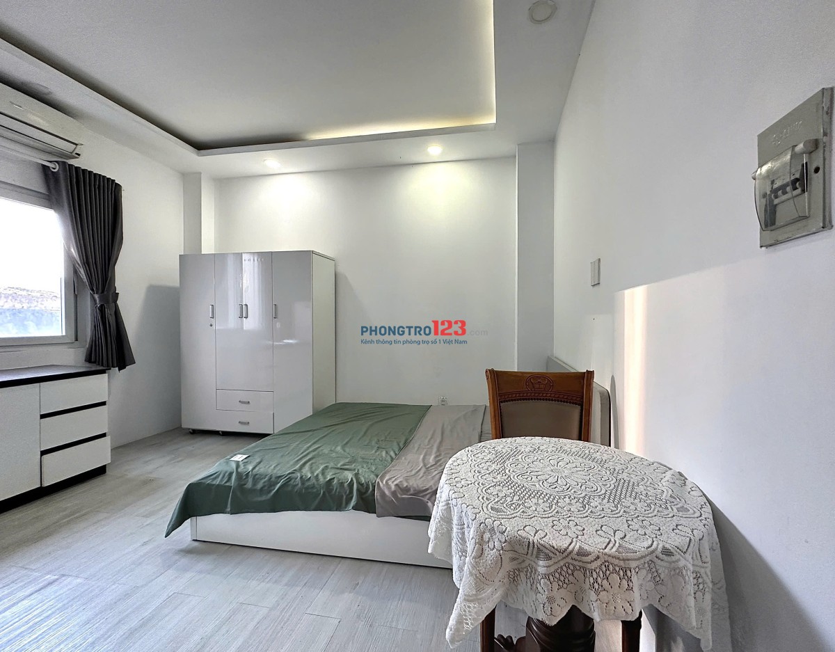 Cho thuê phòng cửa sổ thoáng , nhà mặt tiền thang máy giá chỉ 5tr5 tại Phú Nhuận