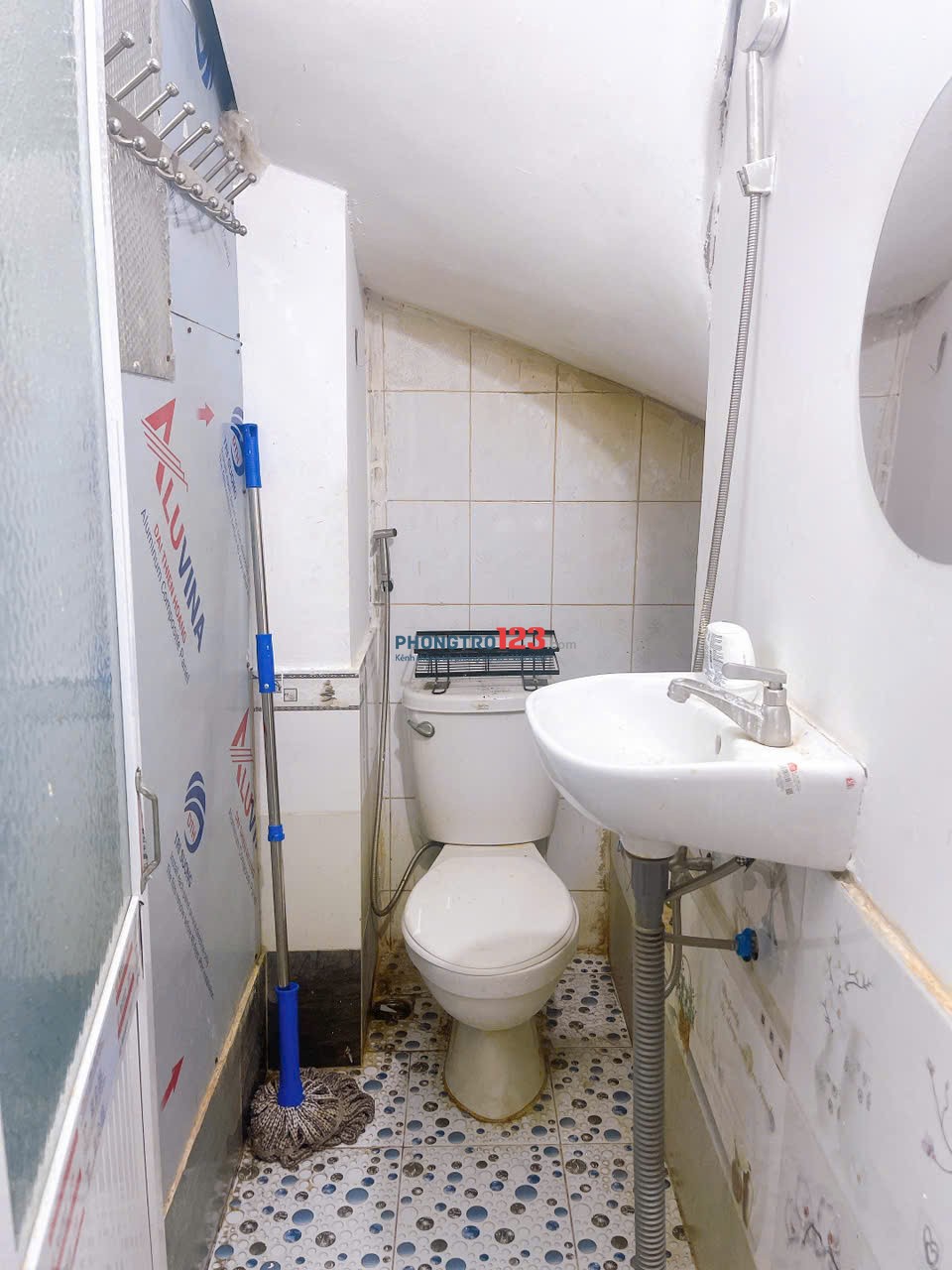 Phòng tầng trệt đầy đủ nội thất gần Cao Thắng Quận 3 tolet trong