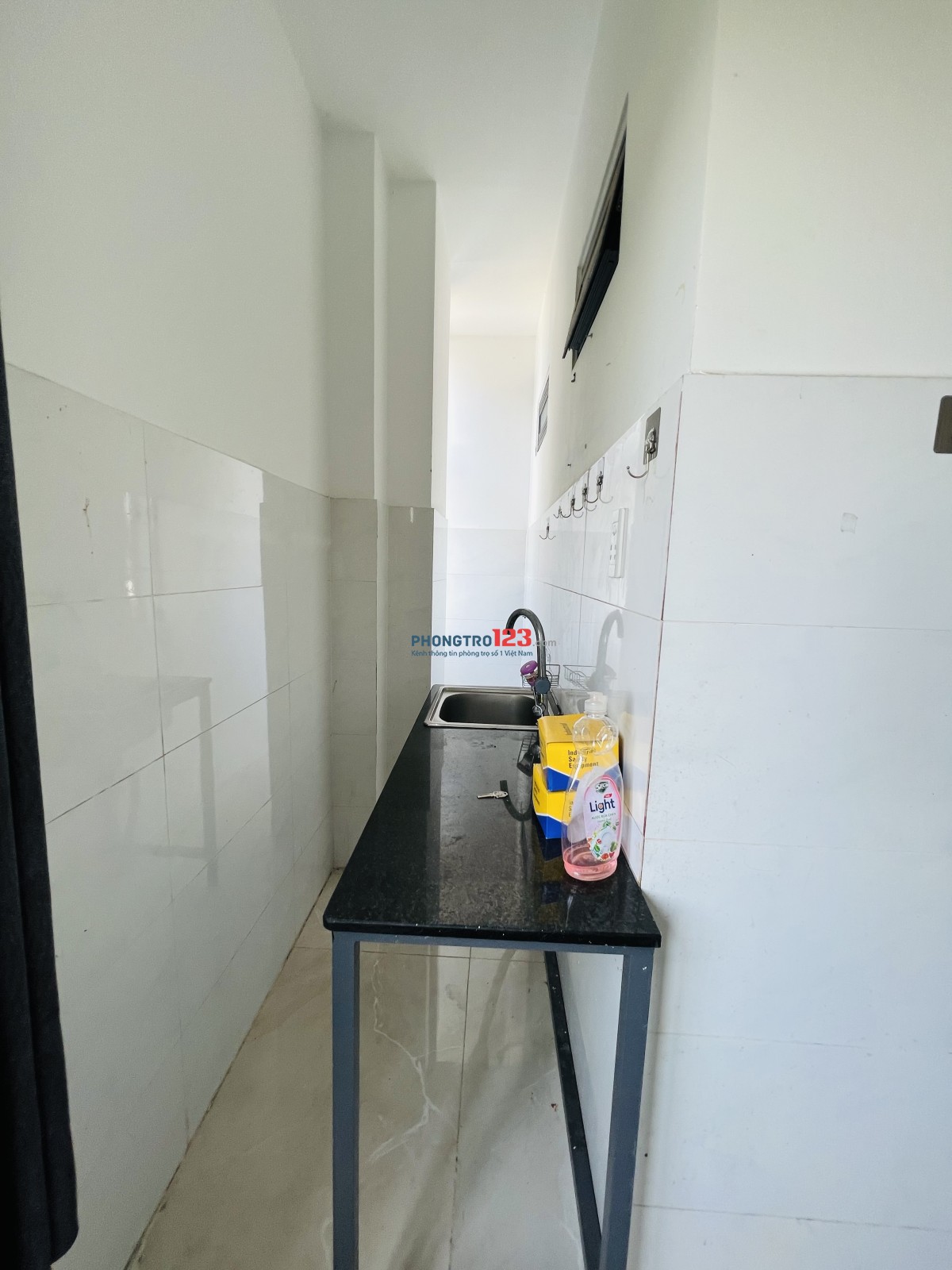 Phòng Mới Có Máy Lạnh , Cửa Sổ thoáng mát , ngay Gigamall