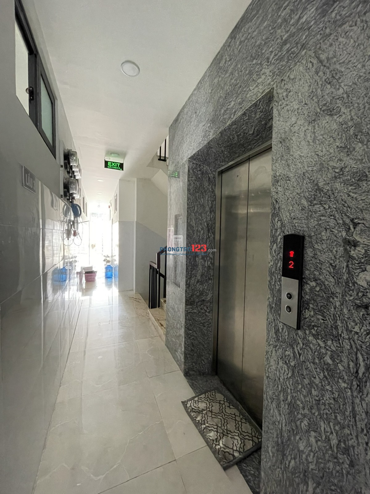 Phòng Ban Công. Có Máy lạnh, Thang máy. Phòng ngủ tách bếp