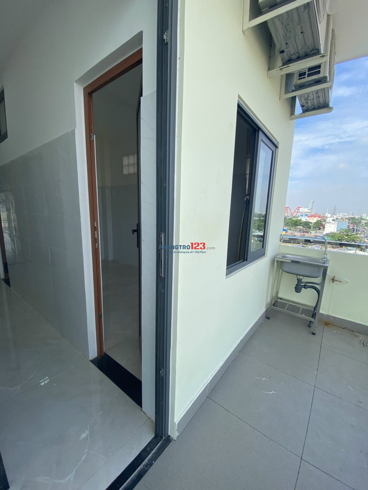 Phòng Ban Công. Có Máy lạnh, Thang máy. Phòng ngủ tách bếp