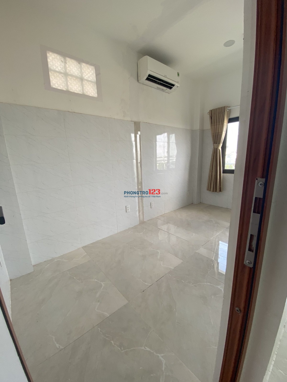Phòng Ban Công. Có Máy lạnh, Thang máy. Phòng ngủ tách bếp