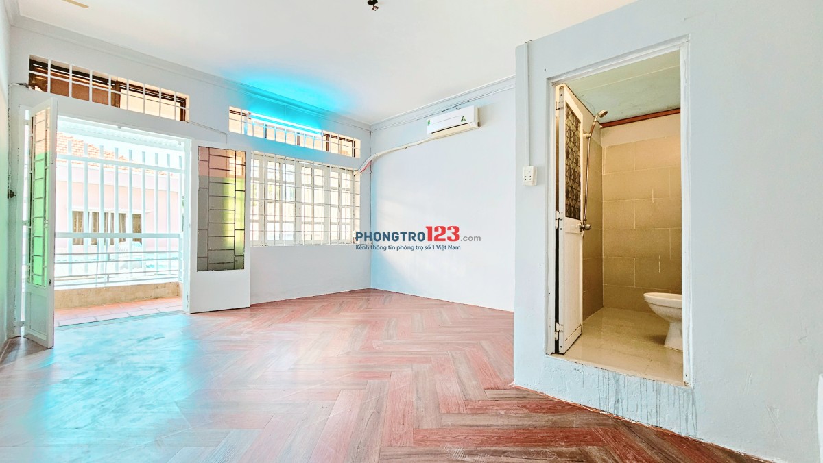 30/03 TRỐNG, phòng cực rộng 50m2, mới sơn sửa, view máy bay, máy lạnh, sàn gỗ, bếp, sát ĐH Luật