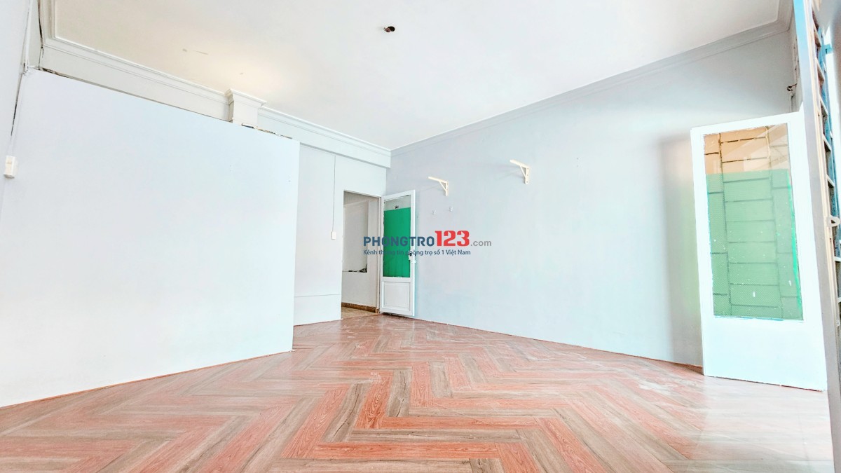30/03 TRỐNG, phòng cực rộng 50m2, mới sơn sửa, view máy bay, máy lạnh, sàn gỗ, bếp, sát ĐH Luật