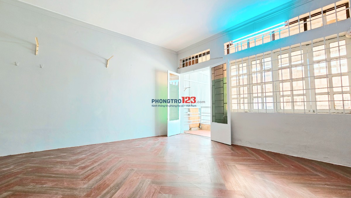 30/03 TRỐNG, phòng cực rộng 50m2, mới sơn sửa, view máy bay, máy lạnh, sàn gỗ, bếp, sát ĐH Luật