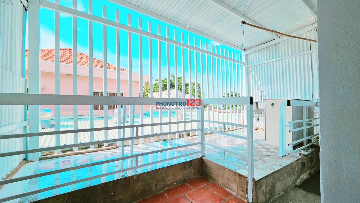 30/03 TRỐNG, phòng cực rộng 50m2, mới sơn sửa, view máy bay, máy lạnh, sàn gỗ, bếp, sát ĐH Luật