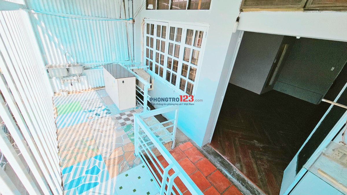 30/03 TRỐNG, phòng cực rộng 50m2, mới sơn sửa, view máy bay, máy lạnh, sàn gỗ, bếp, sát ĐH Luật